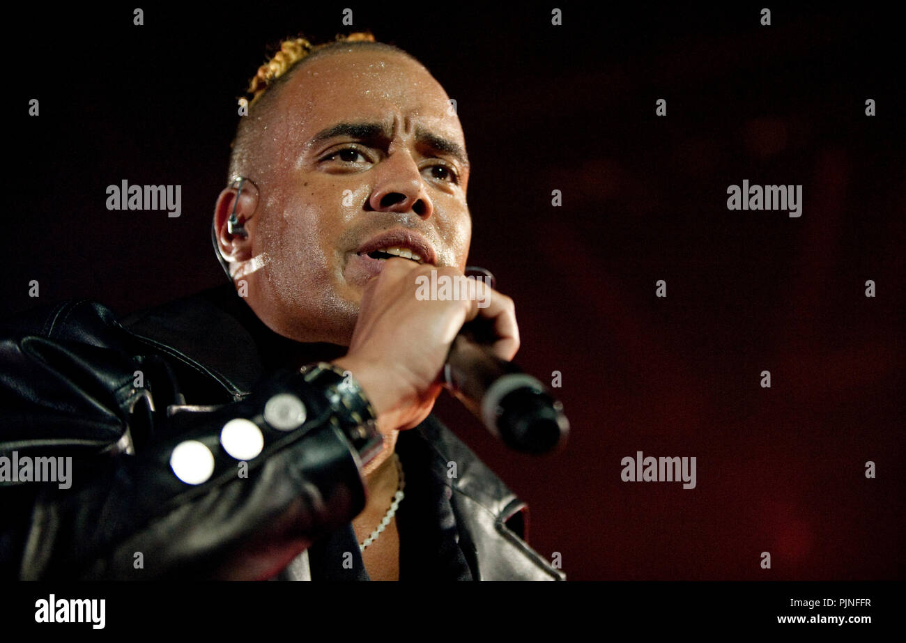 Ray & Anita, anciennement 2 Unlimited, effectuant leur première réunion les concerts en 13 ans à l'I love the 90's party à Hasselt (Belgique, 12/04/2009) Banque D'Images