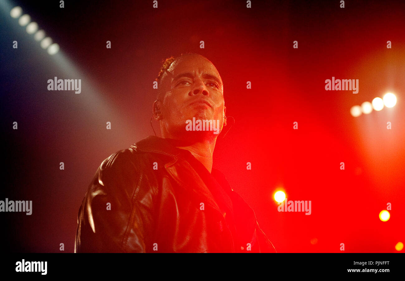 Ray & Anita, anciennement 2 Unlimited, effectuant leur première réunion les concerts en 13 ans à l'I love the 90's party à Hasselt (Belgique, 12/04/2009) Banque D'Images