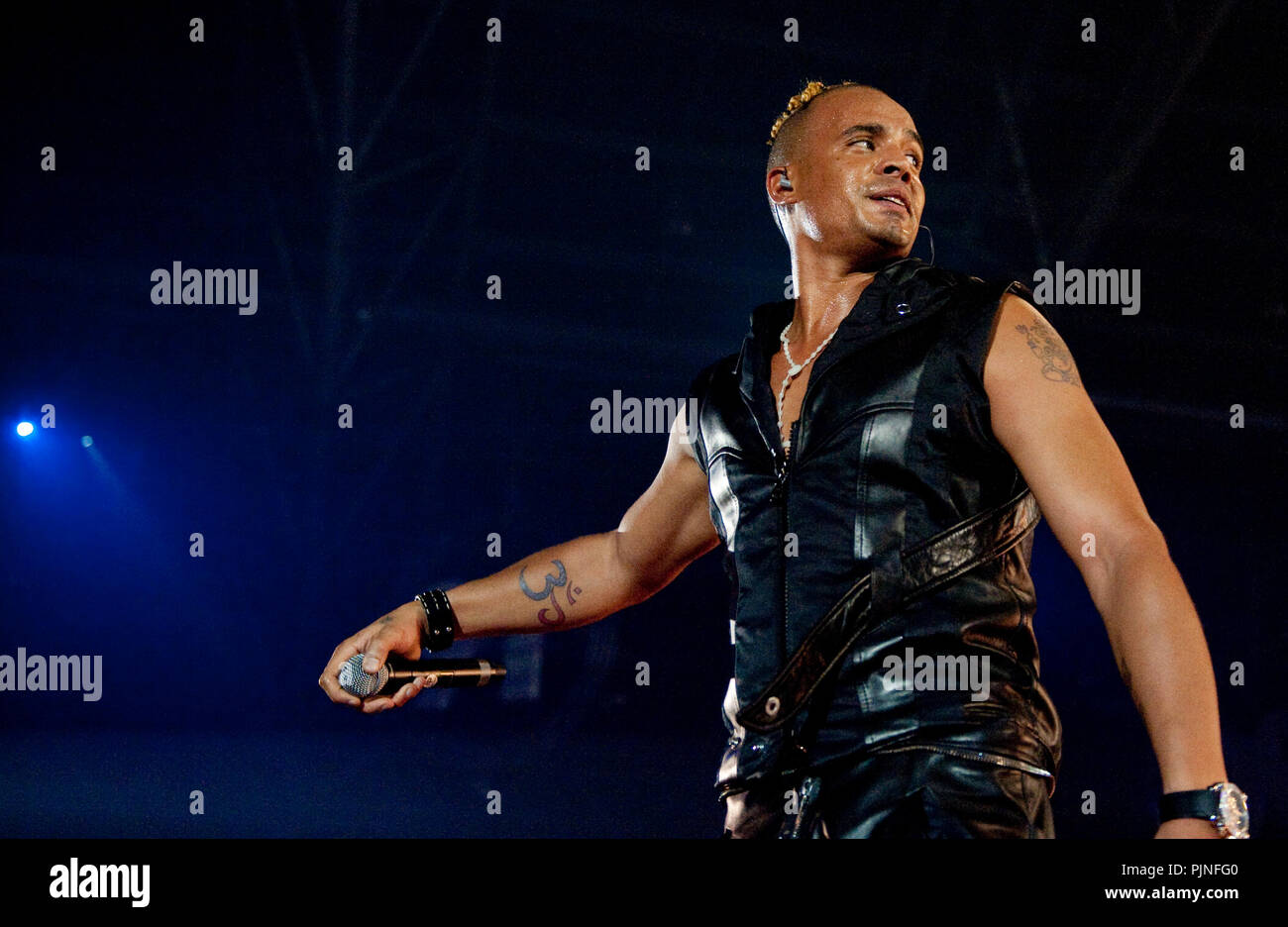 Ray & Anita, anciennement 2 Unlimited, effectuant leur première réunion les concerts en 13 ans à l'I love the 90's party à Hasselt (Belgique, 12/04/2009) Banque D'Images