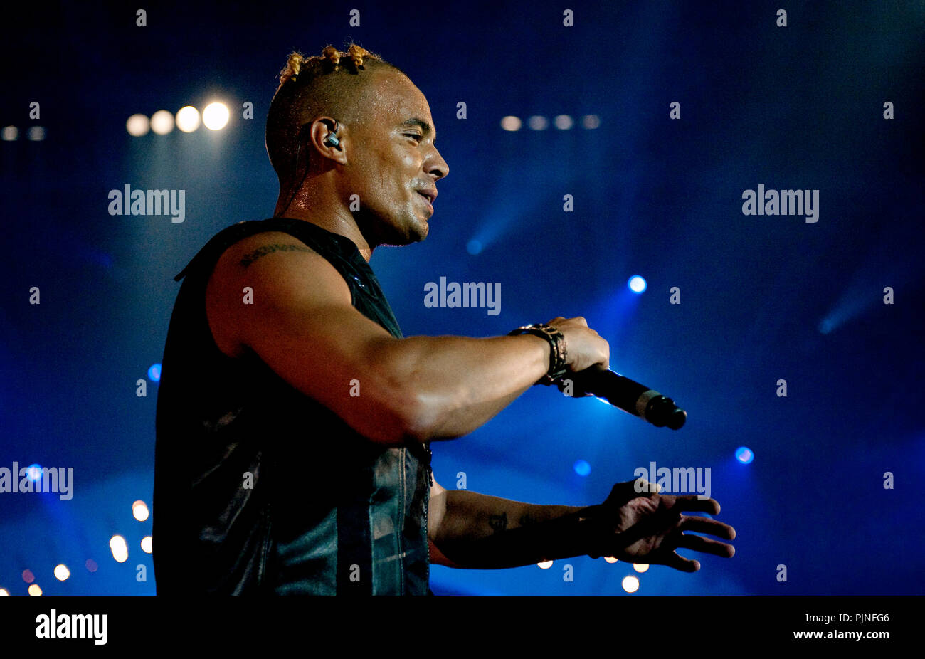 Ray & Anita, anciennement 2 Unlimited, effectuant leur première réunion les concerts en 13 ans à l'I love the 90's party à Hasselt (Belgique, 12/04/2009) Banque D'Images