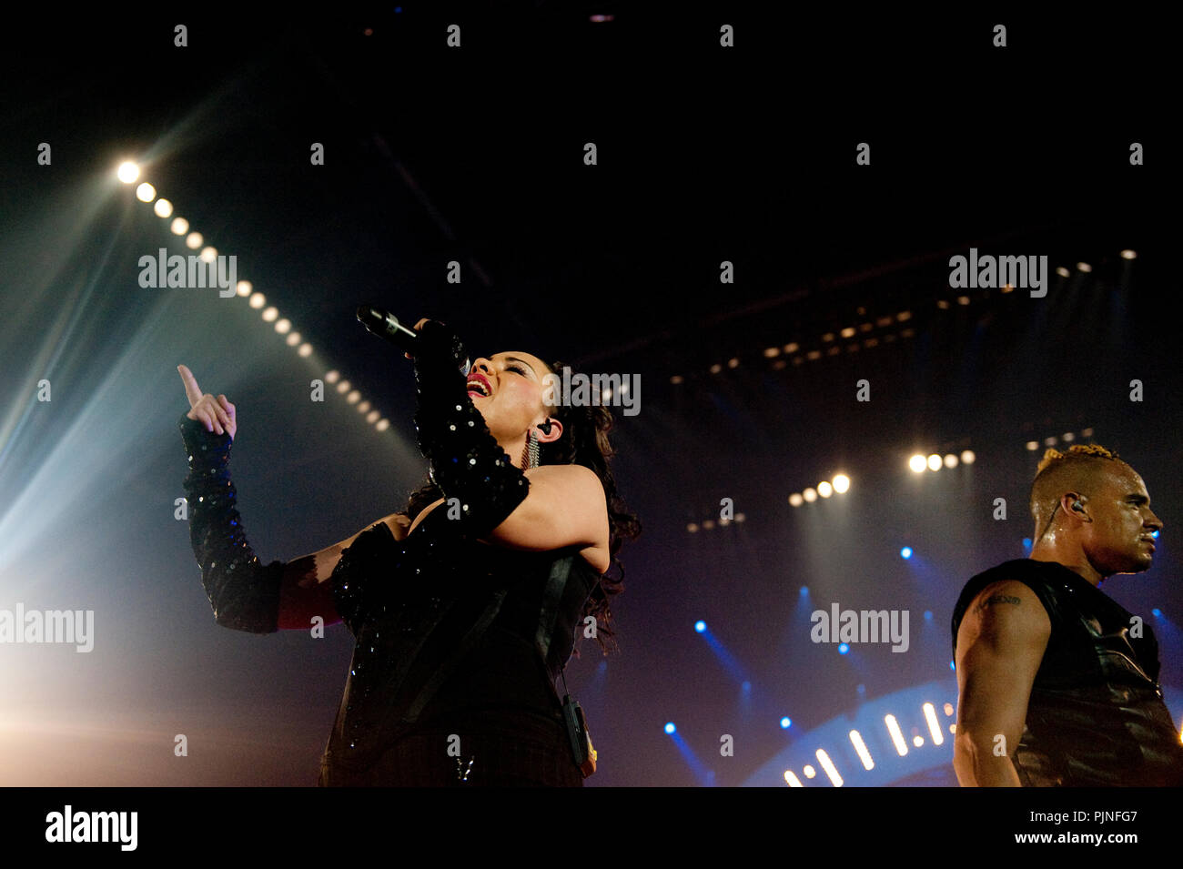 Ray & Anita, anciennement 2 Unlimited, effectuant leur première réunion les concerts en 13 ans à l'I love the 90's party à Hasselt (Belgique, 12/04/2009) Banque D'Images