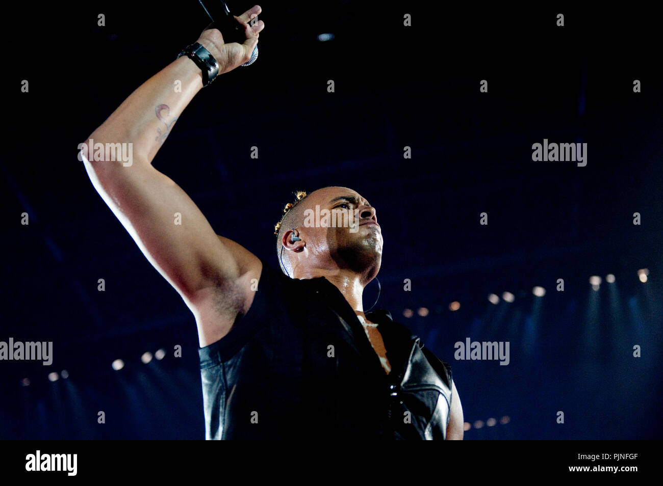 Ray & Anita, anciennement 2 Unlimited, effectuant leur première réunion les concerts en 13 ans à l'I love the 90's party à Hasselt (Belgique, 12/04/2009) Banque D'Images