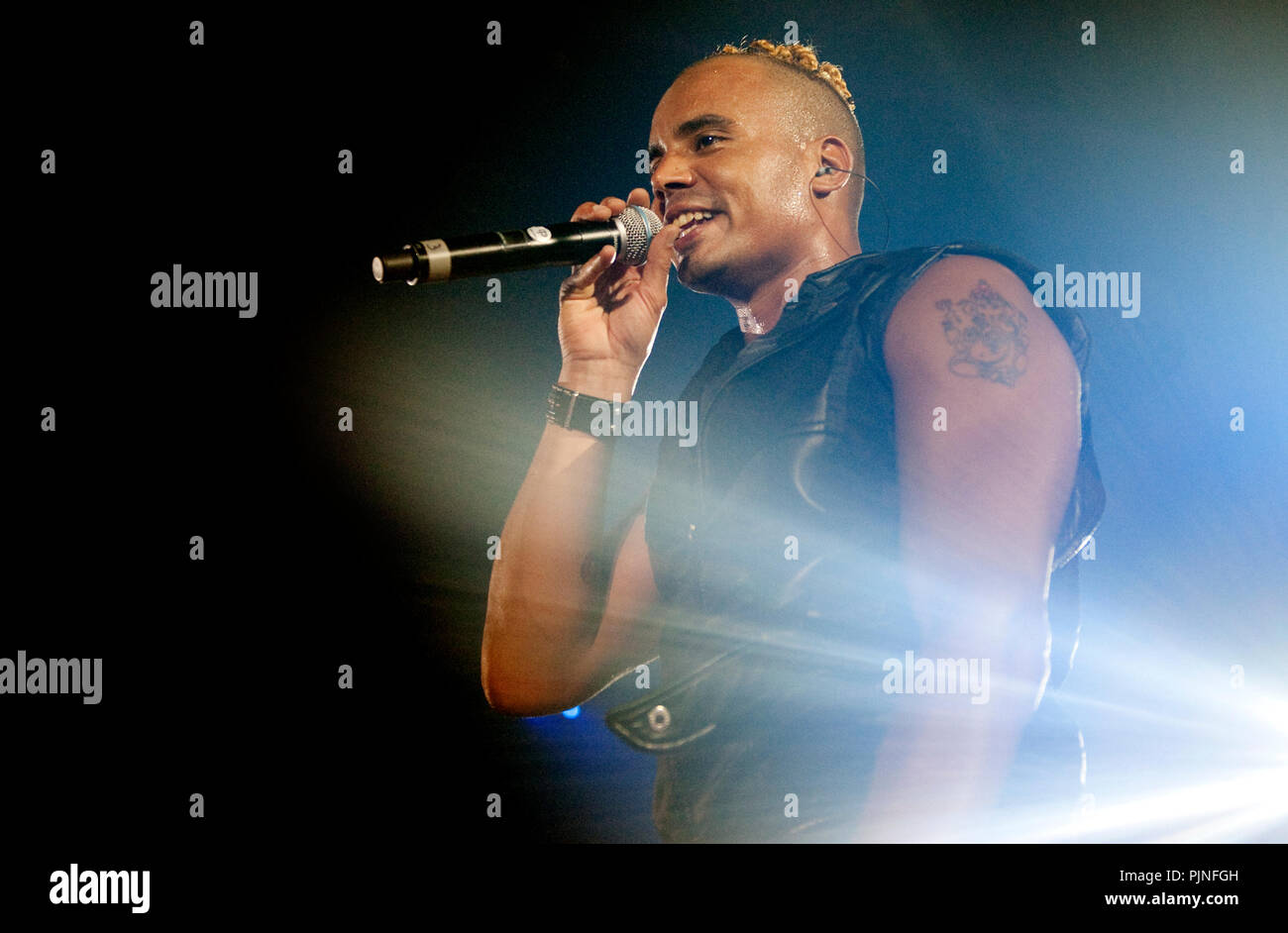 Ray & Anita, anciennement 2 Unlimited, effectuant leur première réunion les concerts en 13 ans à l'I love the 90's party à Hasselt (Belgique, 12/04/2009) Banque D'Images