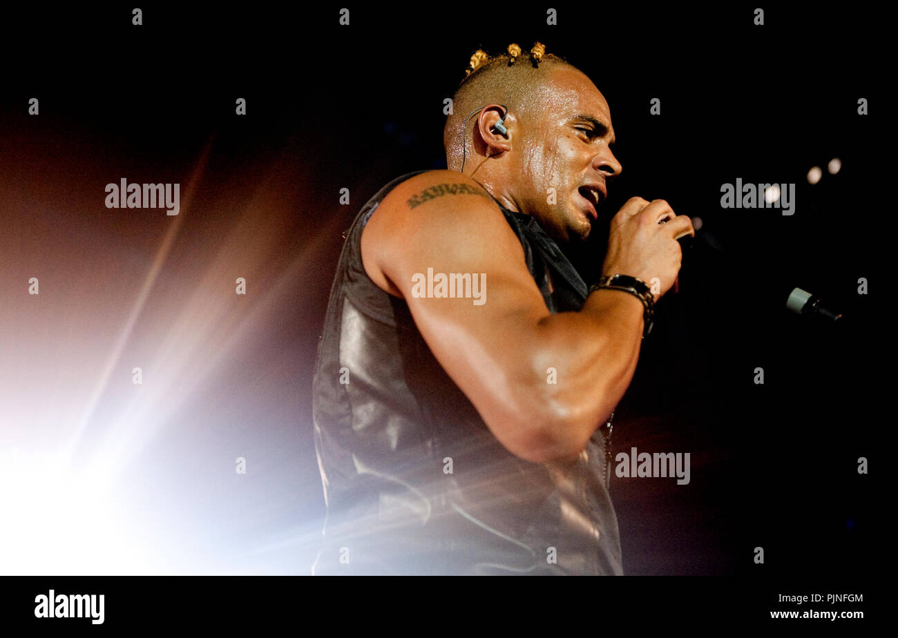 Ray & Anita, anciennement 2 Unlimited, effectuant leur première réunion les concerts en 13 ans à l'I love the 90's party à Hasselt (Belgique, 12/04/2009) Banque D'Images