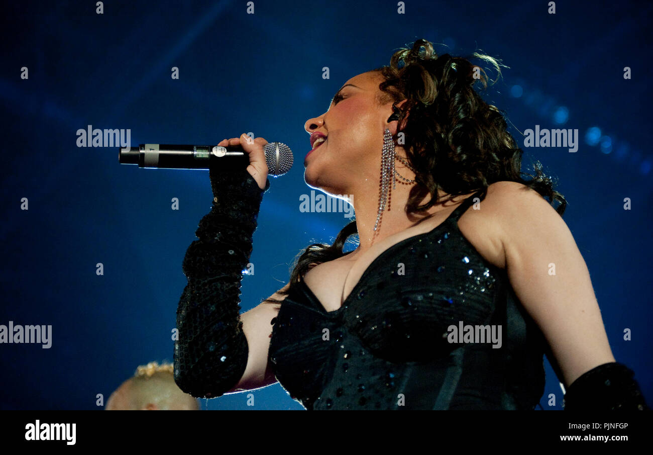 Ray & Anita, anciennement 2 Unlimited, effectuant leur première réunion les concerts en 13 ans à l'I love the 90's party à Hasselt (Belgique, 12/04/2009) Banque D'Images