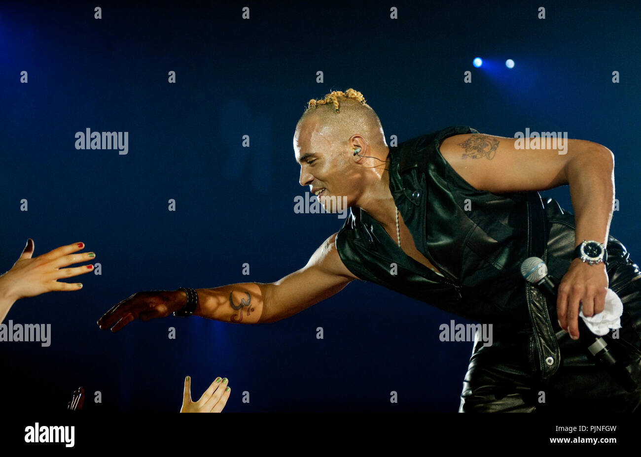 Ray & Anita, anciennement 2 Unlimited, effectuant leur première réunion les concerts en 13 ans à l'I love the 90's party à Hasselt (Belgique, 12/04/2009) Banque D'Images