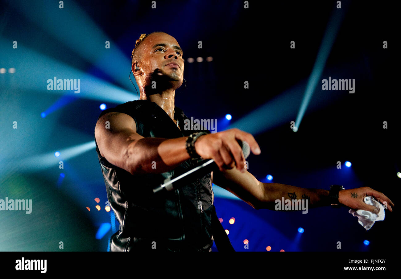 Ray & Anita, anciennement 2 Unlimited, effectuant leur première réunion les concerts en 13 ans à l'I love the 90's party à Hasselt (Belgique, 12/04/2009) Banque D'Images