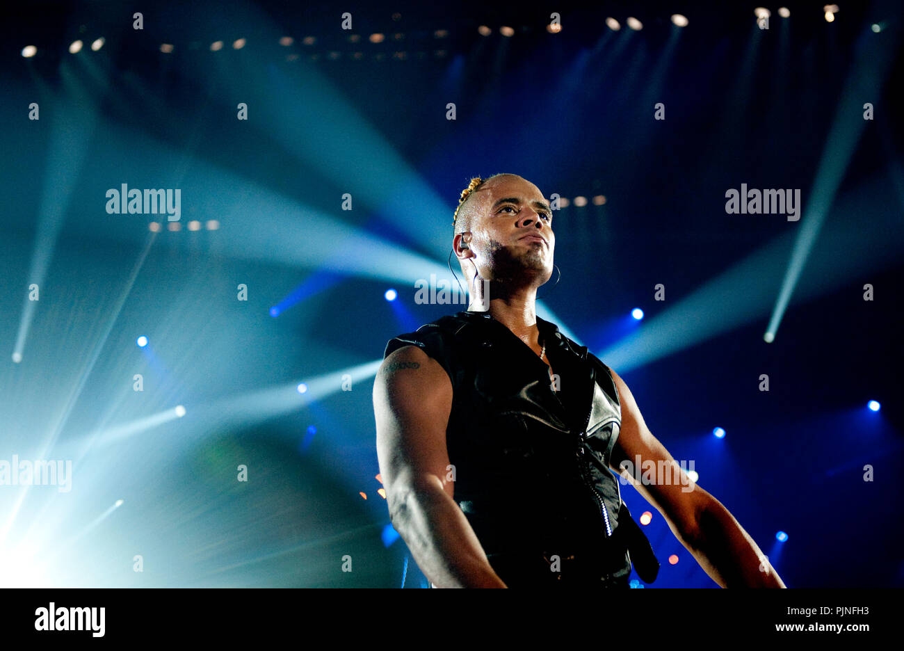 Ray & Anita, anciennement 2 Unlimited, effectuant leur première réunion les concerts en 13 ans à l'I love the 90's party à Hasselt (Belgique, 12/04/2009) Banque D'Images