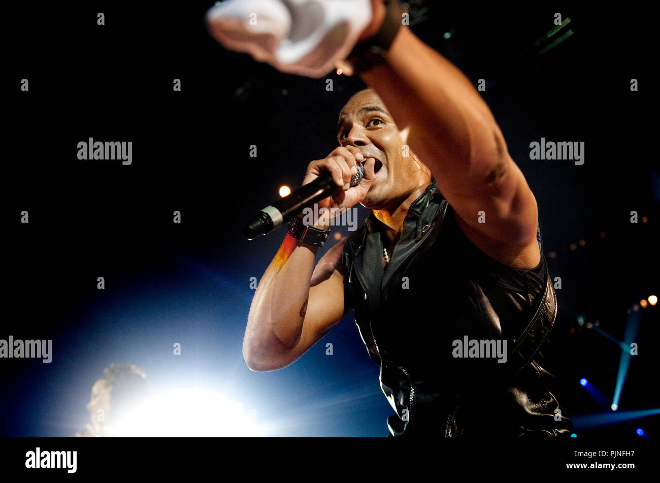 Ray & Anita, anciennement 2 Unlimited, effectuant leur première réunion les concerts en 13 ans à l'I love the 90's party à Hasselt (Belgique, 12/04/2009) Banque D'Images