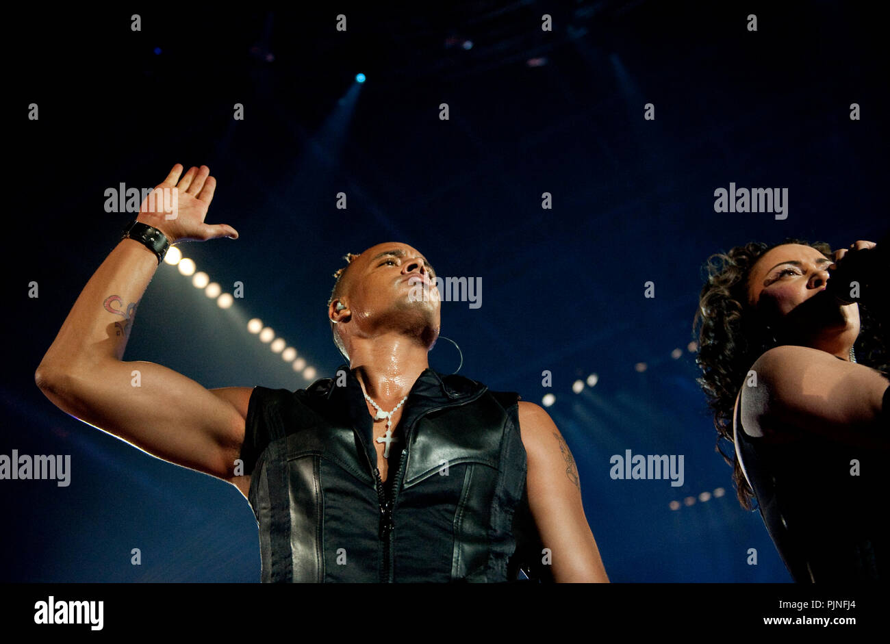 Ray & Anita, anciennement 2 Unlimited, effectuant leur première réunion les concerts en 13 ans à l'I love the 90's party à Hasselt (Belgique, 12/04/2009) Banque D'Images