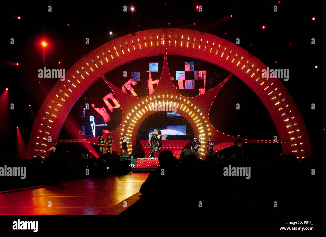 Ray & Anita, anciennement 2 Unlimited, effectuant leur première réunion les concerts en 13 ans à l'I love the 90's party à Hasselt (Belgique, 12/04/2009) Banque D'Images