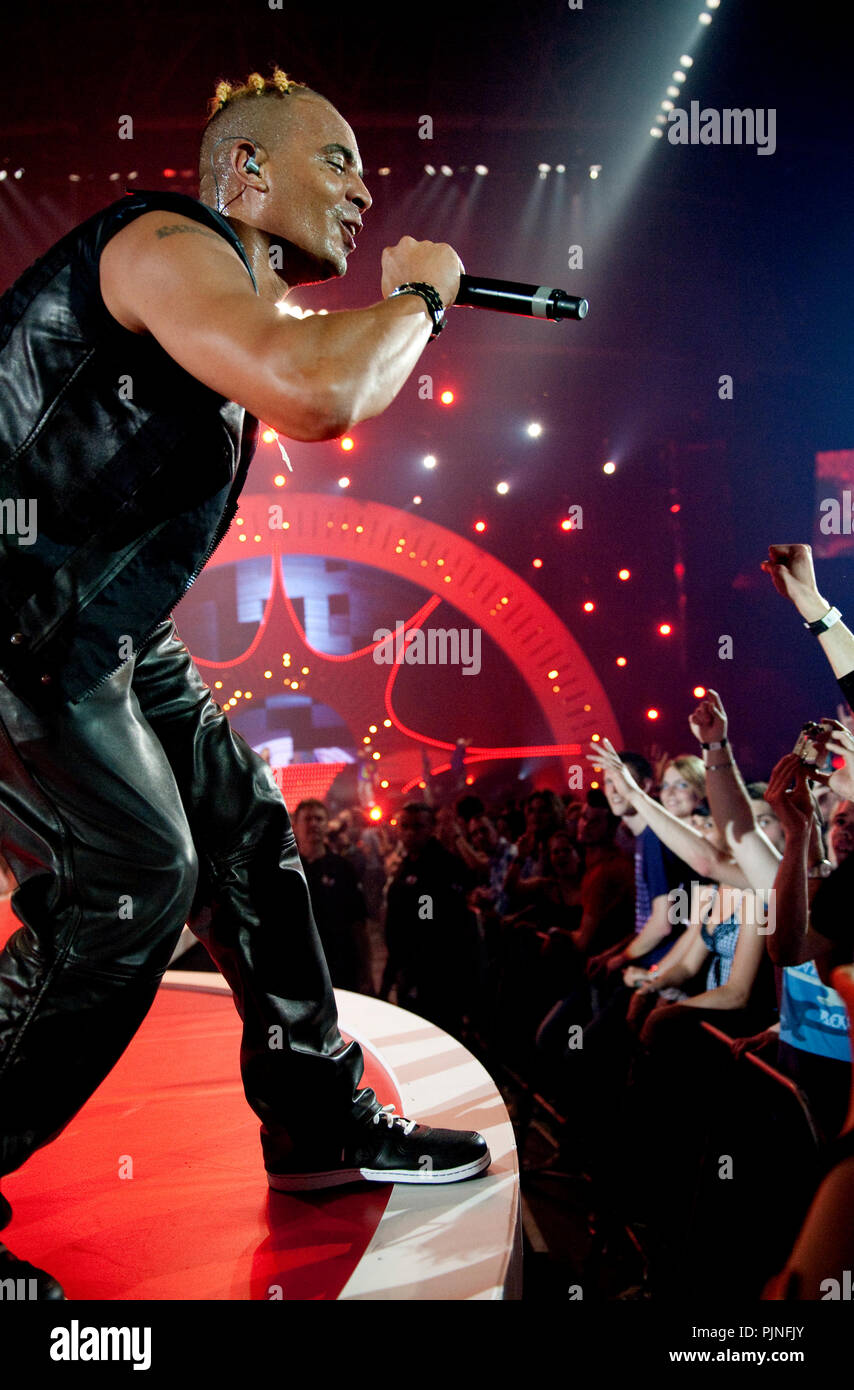 Ray & Anita, anciennement 2 Unlimited, effectuant leur première réunion les concerts en 13 ans à l'I love the 90's party à Hasselt (Belgique, 12/04/2009) Banque D'Images