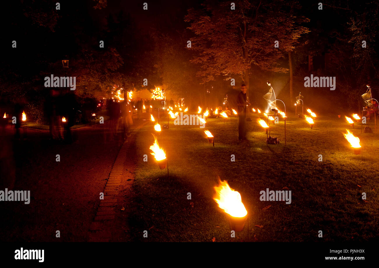 Ouverture de la Brugge Centraal culture festival avec l'installation de feu de la Compagnie Carabosse feu français dans le Minnewaterpark dans Bru Banque D'Images