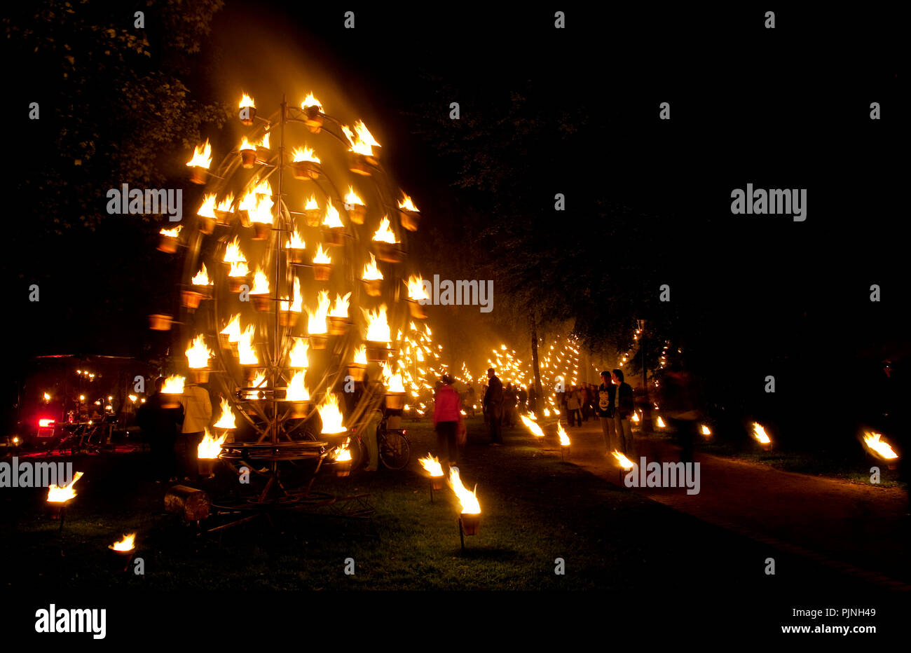 Ouverture de la Brugge Centraal culture festival avec l'installation de feu de la Compagnie Carabosse feu français dans le Minnewaterpark dans Bru Banque D'Images