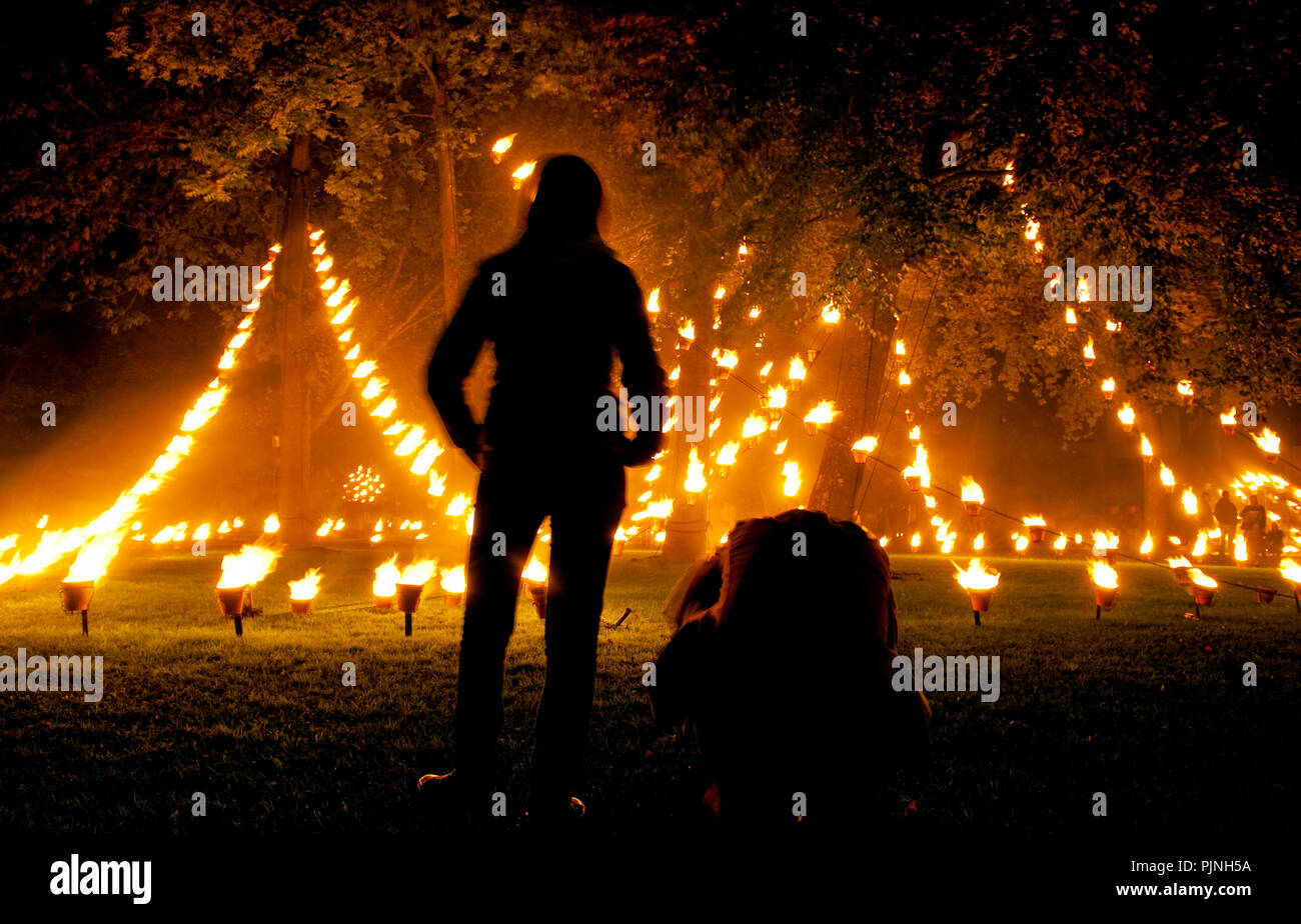 Ouverture de la Brugge Centraal culture festival avec l'installation de feu de la Compagnie Carabosse feu français dans le Minnewaterpark dans Bru Banque D'Images