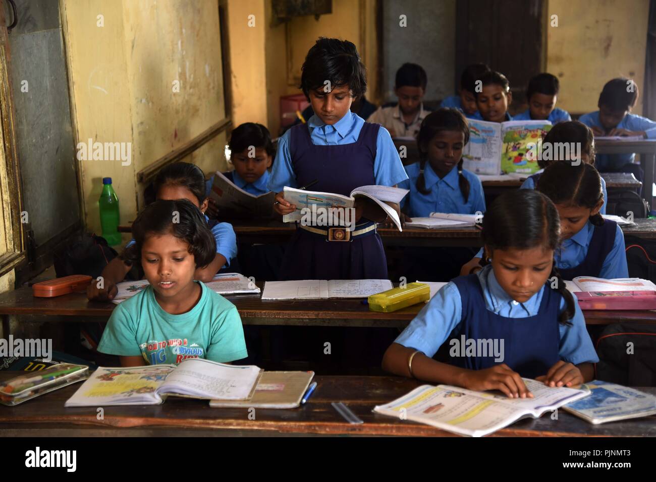 Allahabad, Uttar Pradesh, Inde. Sep 8, 2018. 08 septembre 2018 Allahabad Uttar Pradesh/Inde : les enfants fréquentent une classe à l'école d'un gouvernement à l'occasion de la Journée mondiale de l'alphabétisation à Allahabad sur 08-09-2018. Credit : Prabhat Kumar Verma/ZUMA/Alamy Fil Live News Banque D'Images