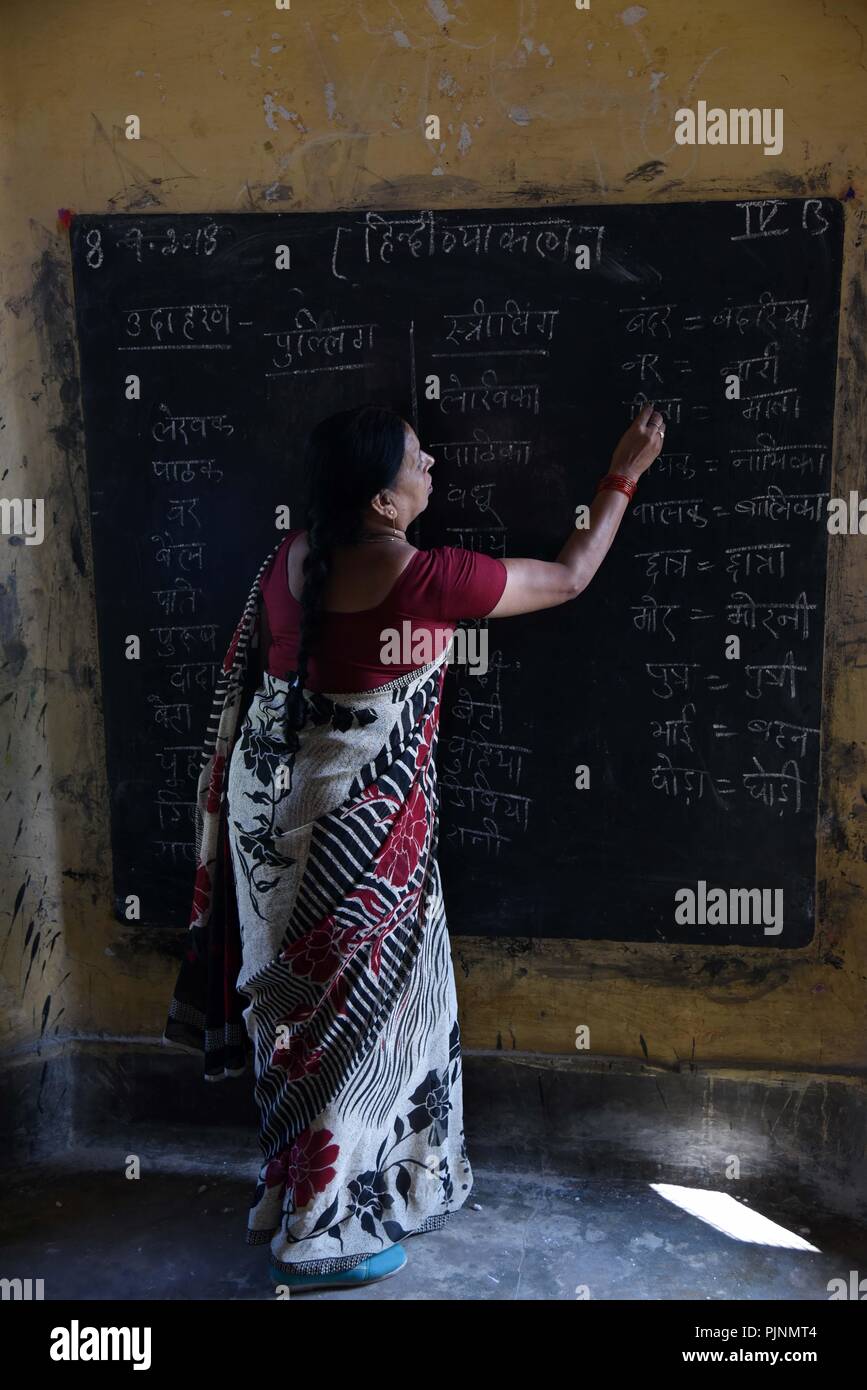 Allahabad, Uttar Pradesh, Inde. Sep 8, 2018. 08 septembre 2018 Allahabad Uttar Pradesh/Inde : un enseignant enseigner aux étudiants à une école publique à l'occasion de la Journée mondiale de l'alphabétisation à Allahabad sur 08-09-2018. Credit : Prabhat Kumar Verma/ZUMA/Alamy Fil Live News Banque D'Images