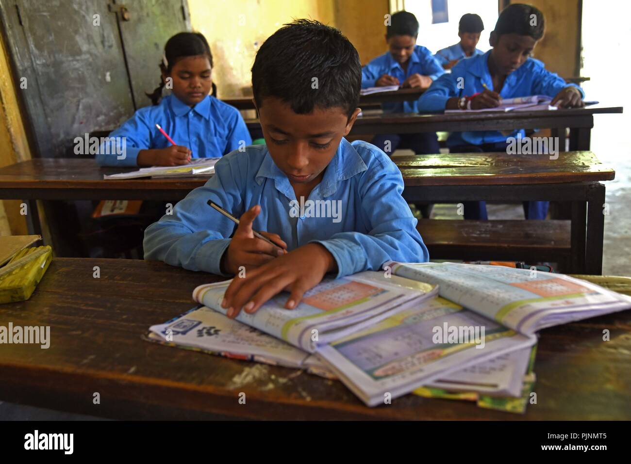 Allahabad, Uttar Pradesh, Inde. Sep 8, 2018. 08 septembre 2018 Allahabad Uttar Pradesh/Inde : les enfants fréquentent une classe à l'école d'un gouvernement à l'occasion de la Journée mondiale de l'alphabétisation à Allahabad sur 08-09-2018. Credit : Prabhat Kumar Verma/ZUMA/Alamy Fil Live News Banque D'Images