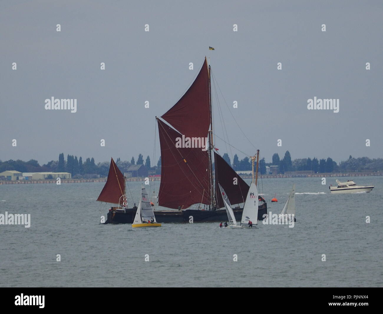 Sheerness, Kent, UK. Sep 8, 2018. Météo France : l'image de Sheerness, Kent. Une barge de la Tamise depuis voiles concurrents prenant part à des courses à venir de la pratique court du 60e demain autour de l'île de Sheppey Course. La course est organisée par l'île de Sheppey Sailing Club et est ouvert aux dériveurs, catamarans et planches à voile. Autour de 100 bateaux sont attendus à la 40-Mile dans le sens des aiguilles d'une circumnavigation de l'île. Credit : James Bell/Alamy Live News Banque D'Images