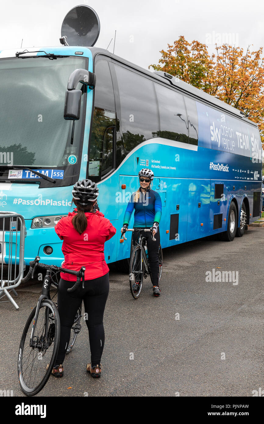 L'équipe Sky fans posant pour des photos par l'équipe Sky bus à l'étape 7 du Tour de Bretagne à Mansfield, Royaume Uni, 8 septembre 2018. Banque D'Images