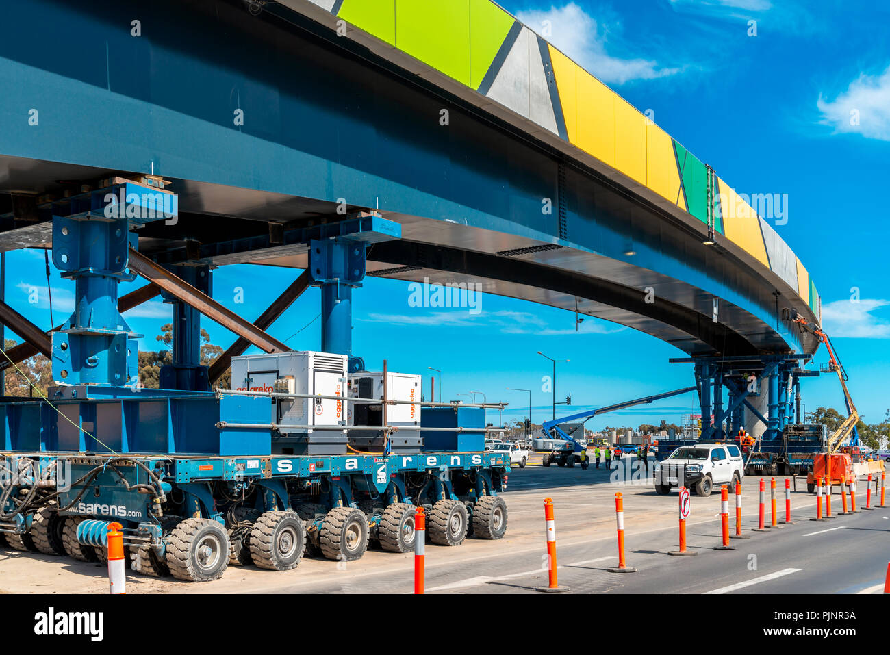 Adelaide, Australie - septembre 8, 2018 : Ayliffes Road, le plus grand progrès du pont de Darlington. 195 mètres de long structure est toujours pris en charge par les transporteurs modulaires autopropulsées Crédit : Andrey Moisseyev/Alamy Live News Banque D'Images