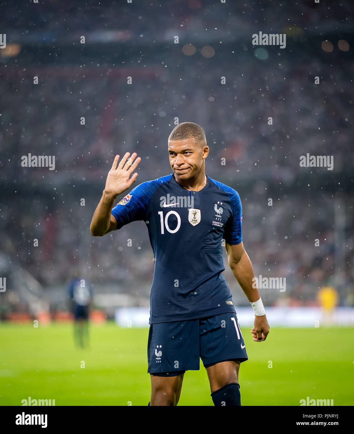 Munich, Allemagne. Sep 6, 2018. Football, JOUEURS, Ligue des Nations Unies  Journée 1, Allianz Arena, de l'Allemagne contre la France : France's Kylian  Mbappe salue des fans, qui célébrez lui. (Remarque :