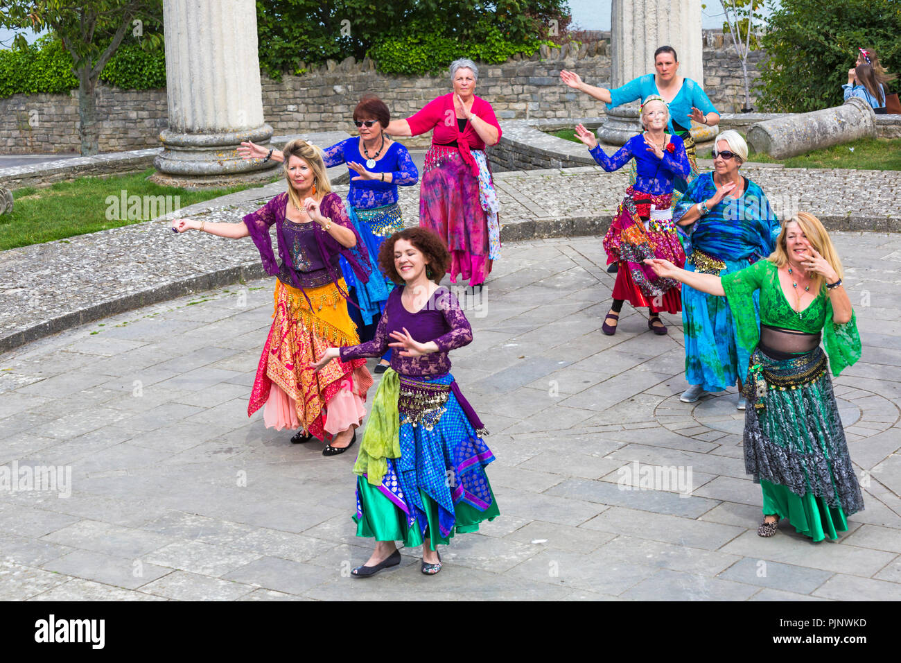 Swanage, Dorset, UK. Sep 8, 2018. Les foules affluent au Festival Folk de Swanage pour voir les groupes de danse et musique sur le front de mer. Le Bahara Bellydance belly dancers de Swanage, bellydancers effectuer. Credit : Carolyn Jenkins/Alamy Live News Banque D'Images