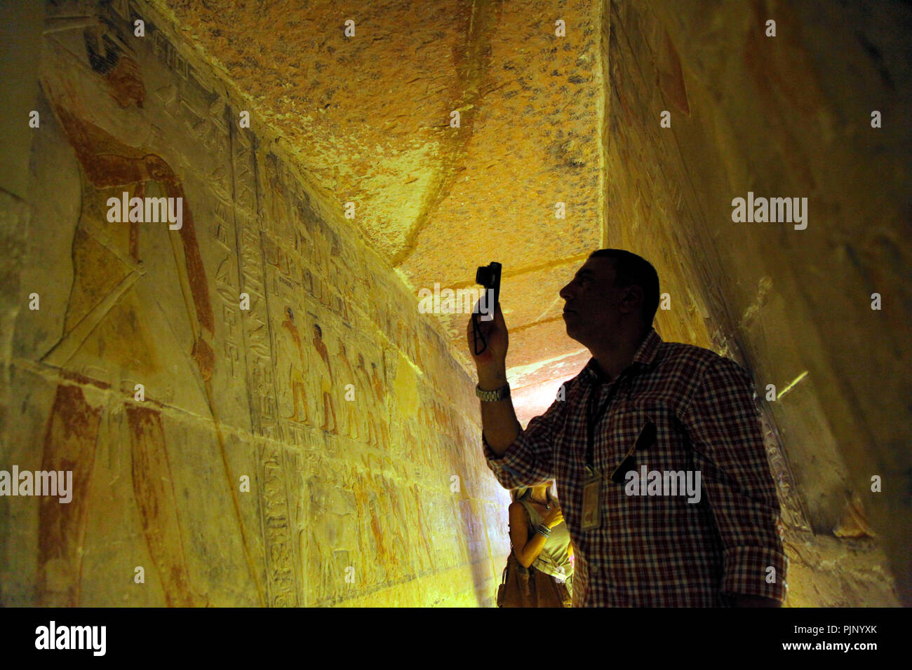 Giza, Egypte. Sep 8, 2018. Un homme prend des photos à l'intérieur d'un tombeau à Gizeh, près du Caire, en Égypte, le 8 septembre 2018. L'Égypte a inauguré samedi un vieux royaume tombe d'un homme appelé Mehu qui était un ministre au cours de la fin de la sixième dynastie. Credit : Ahmed Gomaa/Xinhua/Alamy Live News Banque D'Images