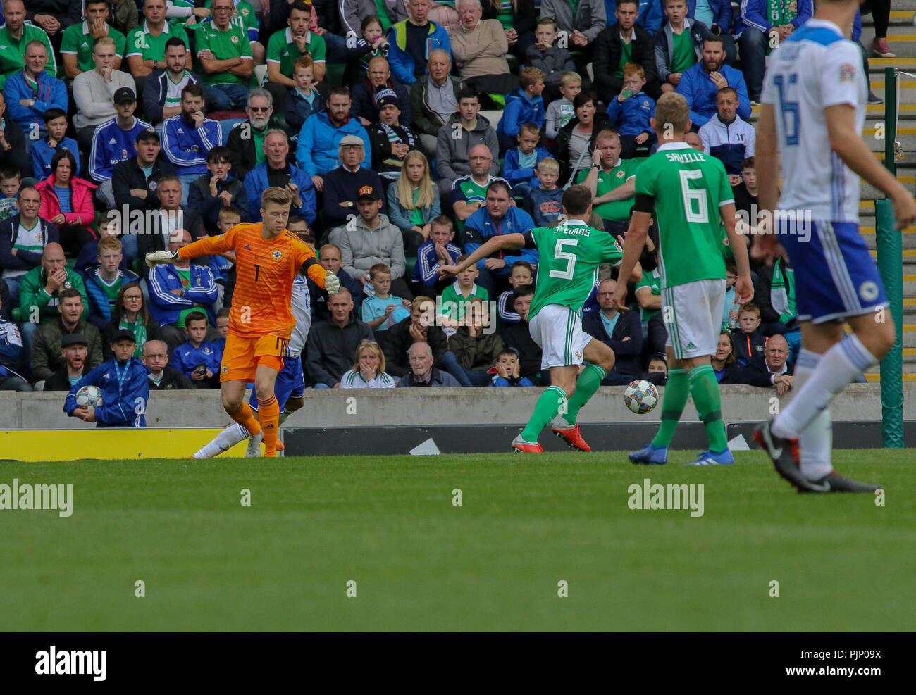 Windsor Road, Belfast, Irlande du Nord. 08 septembre 2018. Nations UEFA League Groupe B3 - Irlande du Nord v Bosnie et Herzégovine. Elvis Saric tours Irlande du gardien Peacock-Farrell Bailey pour marquer la Bosnie et Herzégovine. Le deuxième but iCredit : David Hunter/Alamy Live News. Banque D'Images