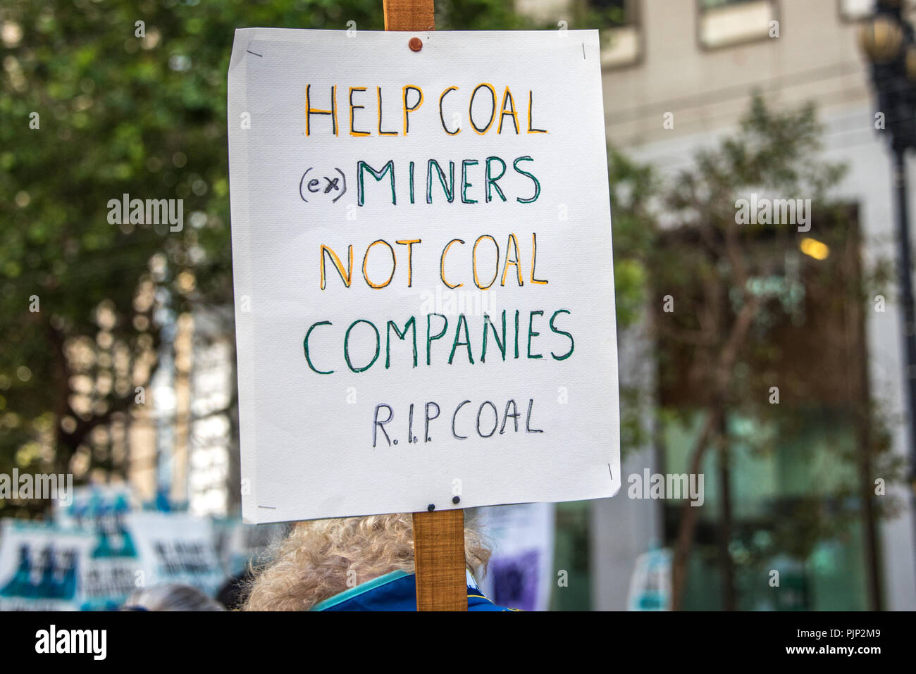 San Francisco, Californie, USA. 8 Septembre, 2018. Des milliers de personnes se rassemblent à San Francisco en hausse pour les rally et mars à l'avance de l'Action Climatique Mondial au sommet qui se tiendra du 12 au 14 septembre il y a. Un signe de protestation se lit 'Aider les mineurs de charbon charbon pas les entreprises. R.I.P. le charbon." Shelly Rivoli/Alamy Live News Banque D'Images