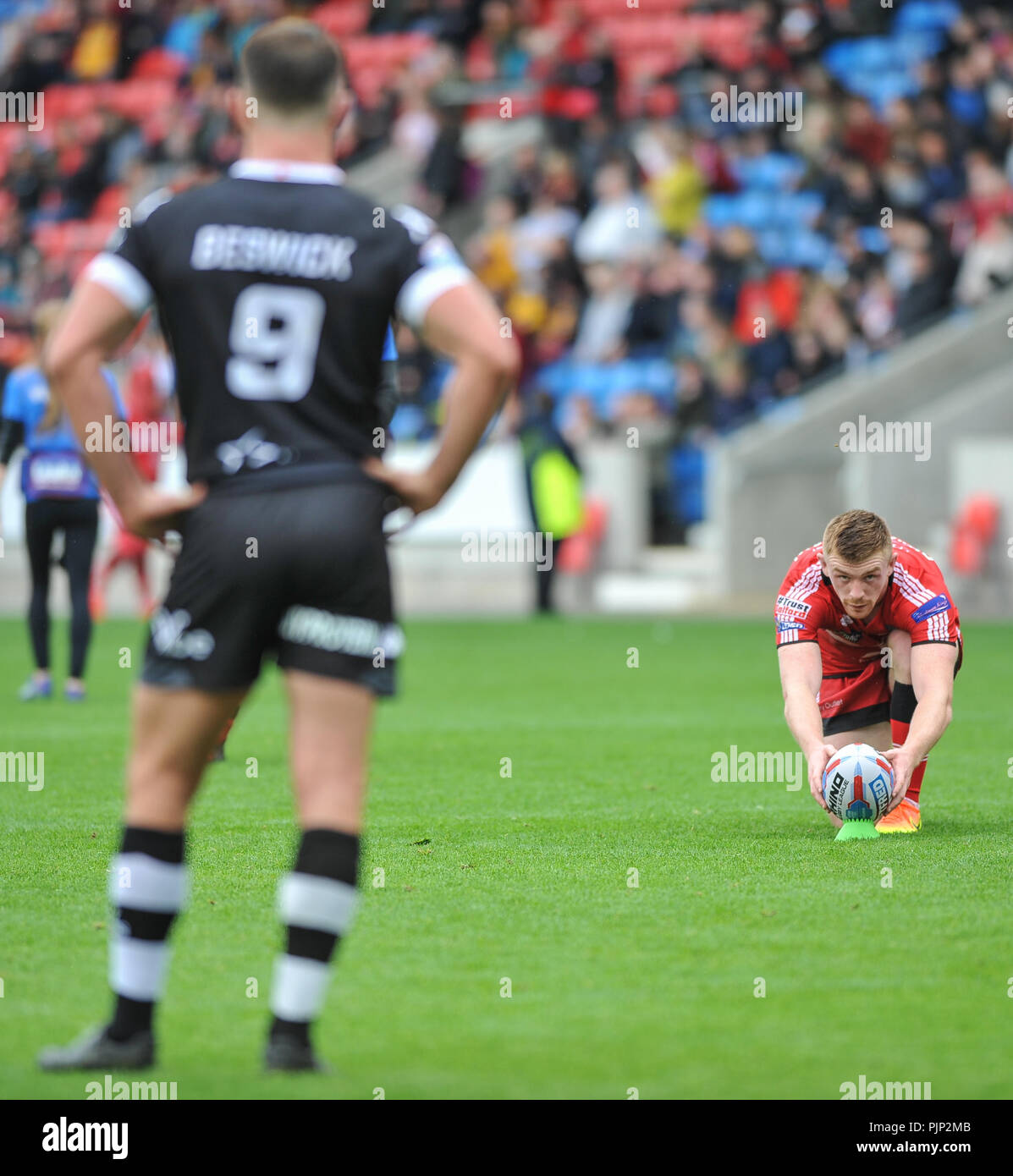 Sélectionnez Stadium, Salford, Royaume-Uni. 6 septembre 2018. Super Rugby 8 Rugby League entre Salford Red Devils vs Toronto Wolfpack ; Salford Red DevilsÕ Ed Chamberlain s'aligne une conversion, il a marqué six buts et à essayer. Dean Williams Banque D'Images