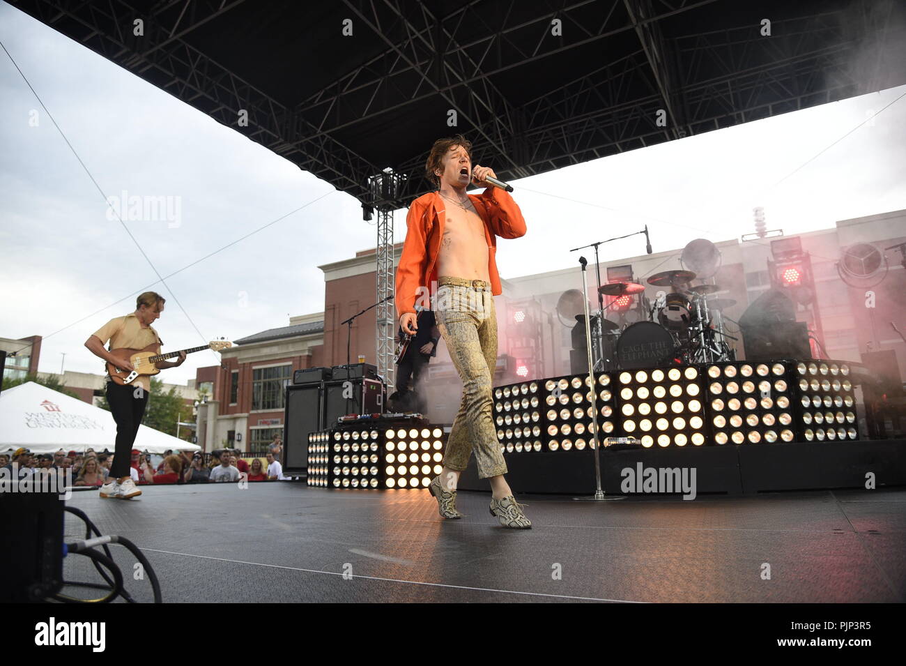 En Floride, aux États-Unis. 8 septembre 2018 Grammy award groupe gagnant Cage The Elephant effectuer avant le match de football entre Miami (Ohio) Redhawks et les Notre Dame Fighting Irish à E.A. Diddle Arena à Bowling Green, KY. Notre Dame sweeMiami (Ohio) 3-0 Photographe : Steve Roberts. Credit : Cal Sport Media/Alamy Live News Banque D'Images