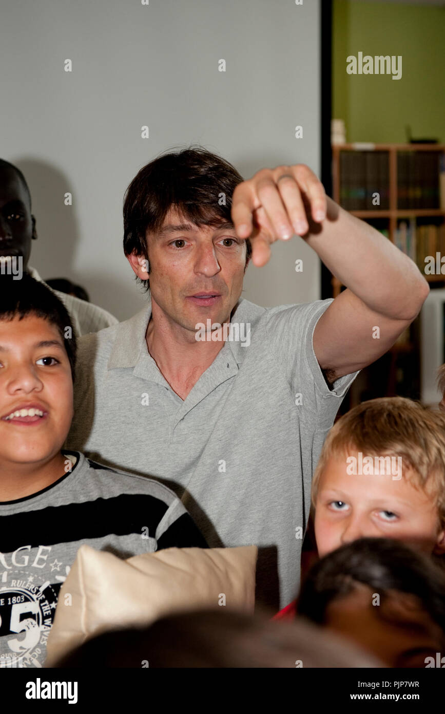 Chanteur flamand Koen Wauters l'hôte d'un débat et d'un oreiller lutte dans une école à Anvers pour Plan Belgique (Belgique, 05/05/2009) Banque D'Images