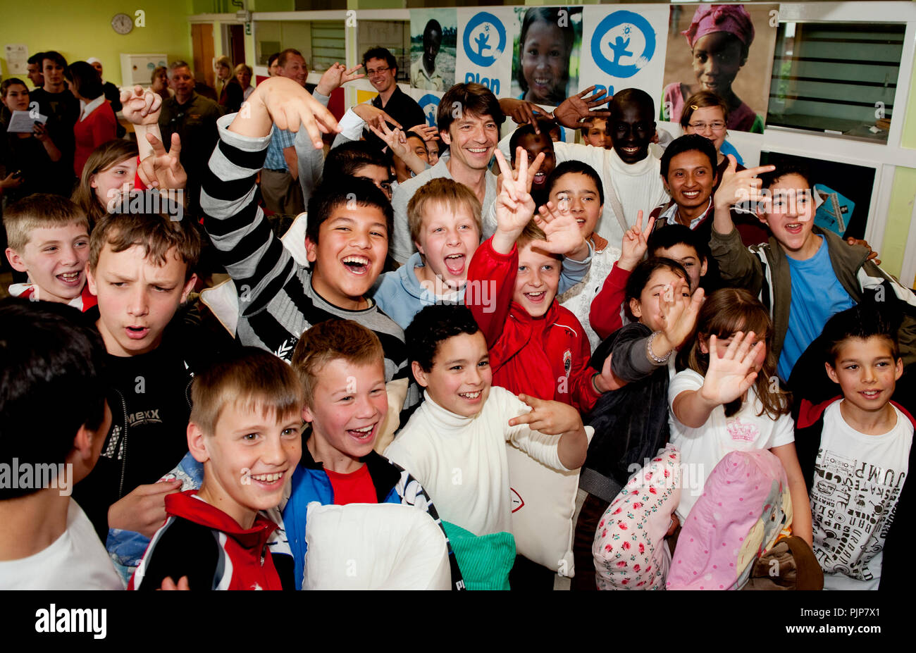 Chanteur flamand Koen Wauters l'hôte d'un débat et d'un oreiller lutte dans une école à Anvers pour Plan Belgique (Belgique, 05/05/2009) Banque D'Images