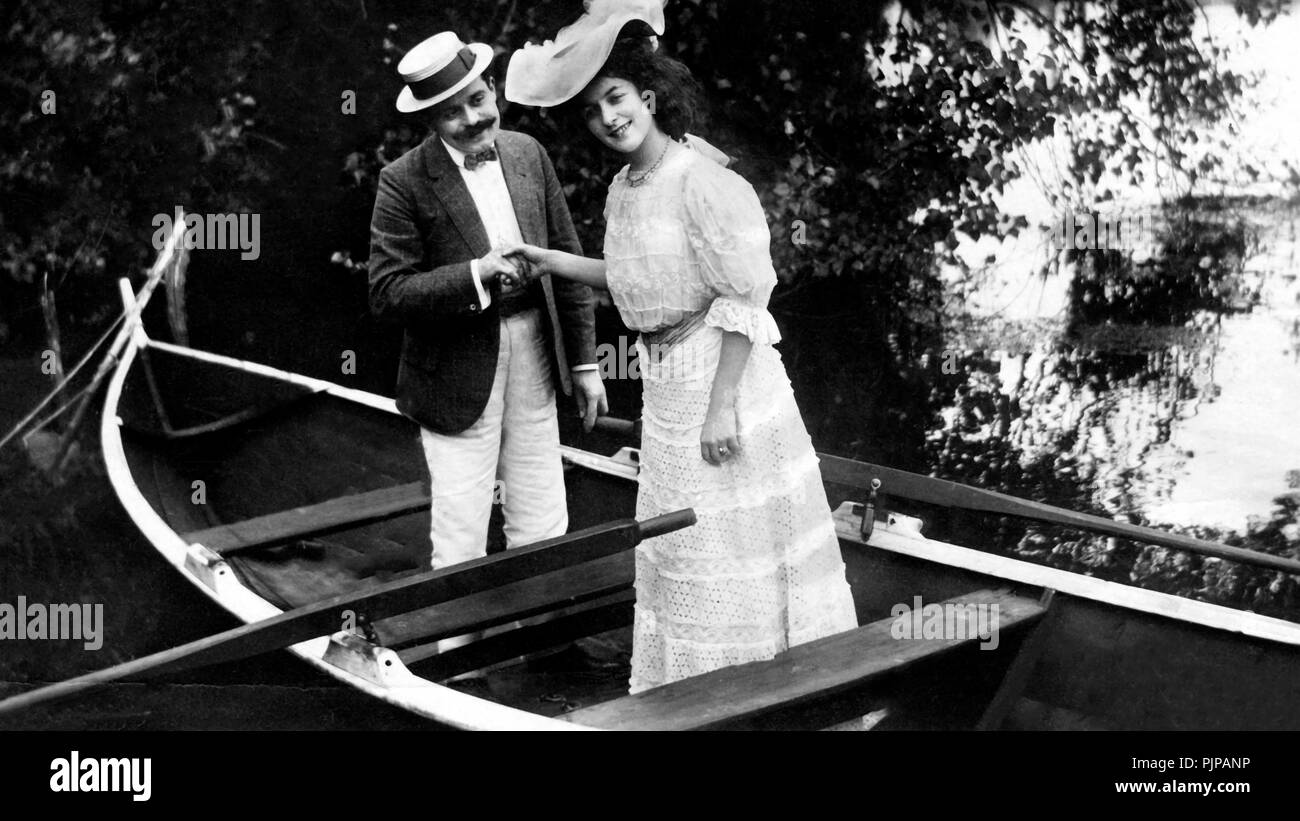 Le flirt, homme et femme, tenez les mains dans un bateau, 1910, Allemagne Banque D'Images
