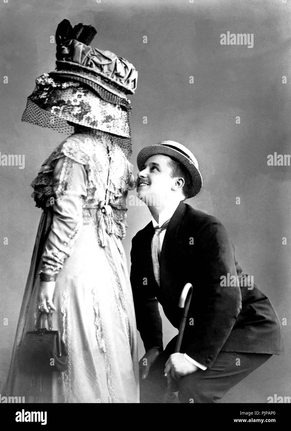 Le flirt, la mode, la mode, la satire, Chapeau femme dans un grand chapeau  tout en flirtant avec un homme, années 1920, Allemagne Photo Stock - Alamy