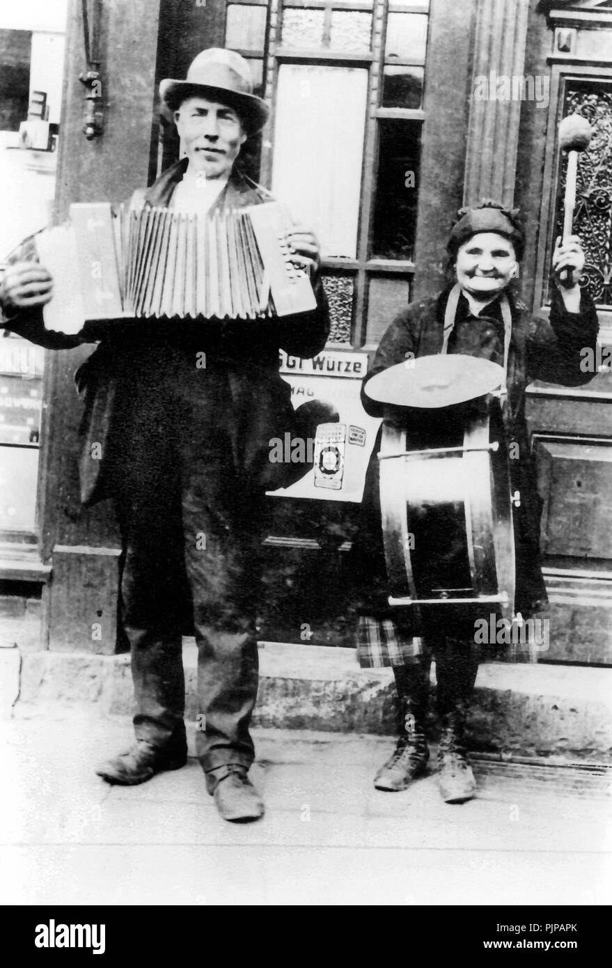 Couple, street music, papi et mamie font de la musique avec un accordéon et un tambour, années 1900, Allemagne Banque D'Images