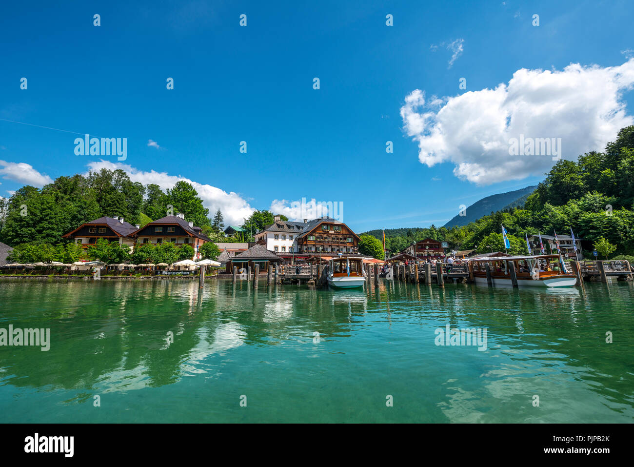 Pier avec hôtel Schiffmeister, Schönau am Königssee, Berchtesgaden, en Bavière, Allemagne Banque D'Images