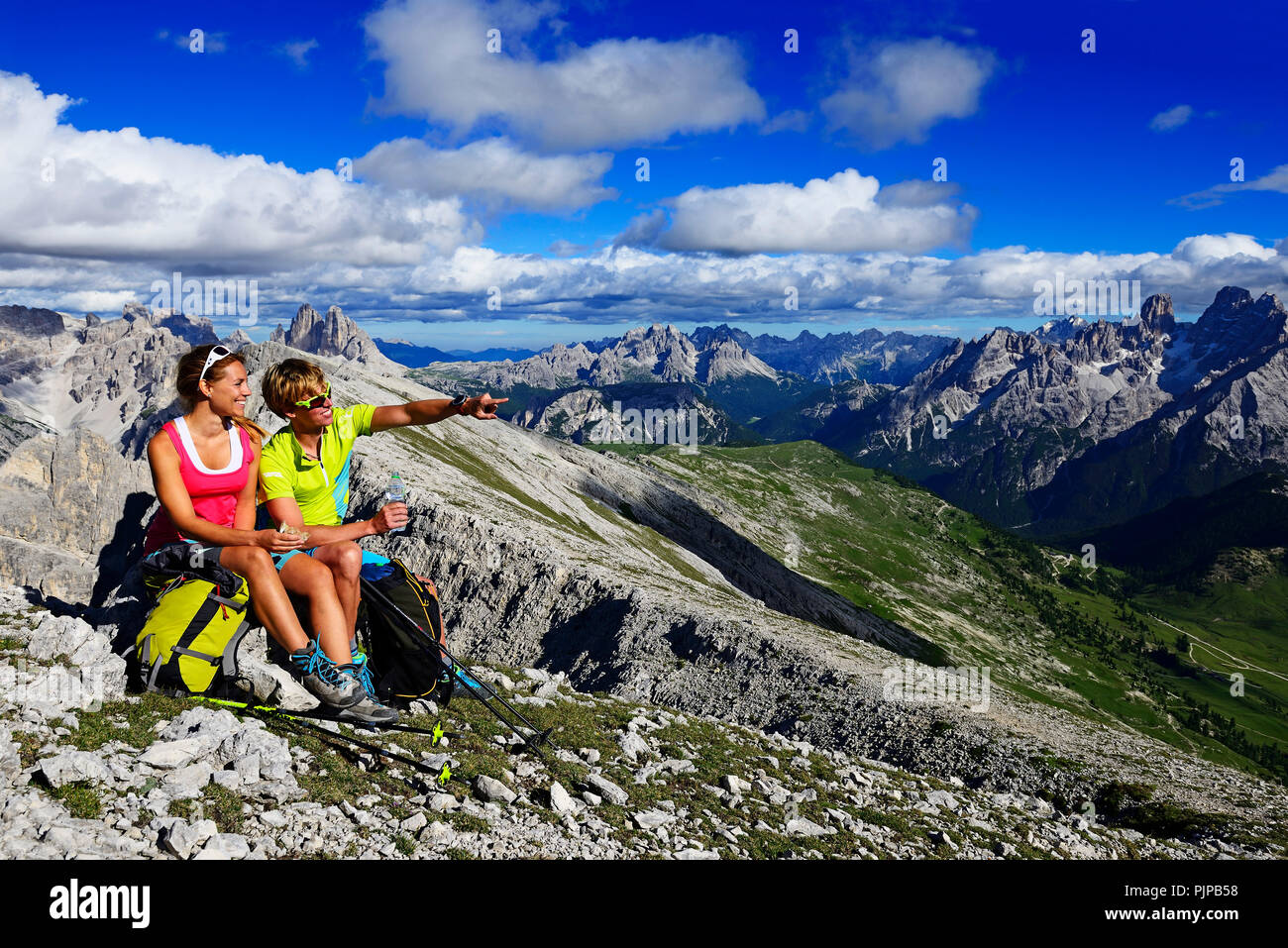 Les randonneurs sur l'ascension de la Piazza Prato au sommet de l'Dürrenstein, dans l'arrière-plan Monte Cristallo et les trois Banque D'Images