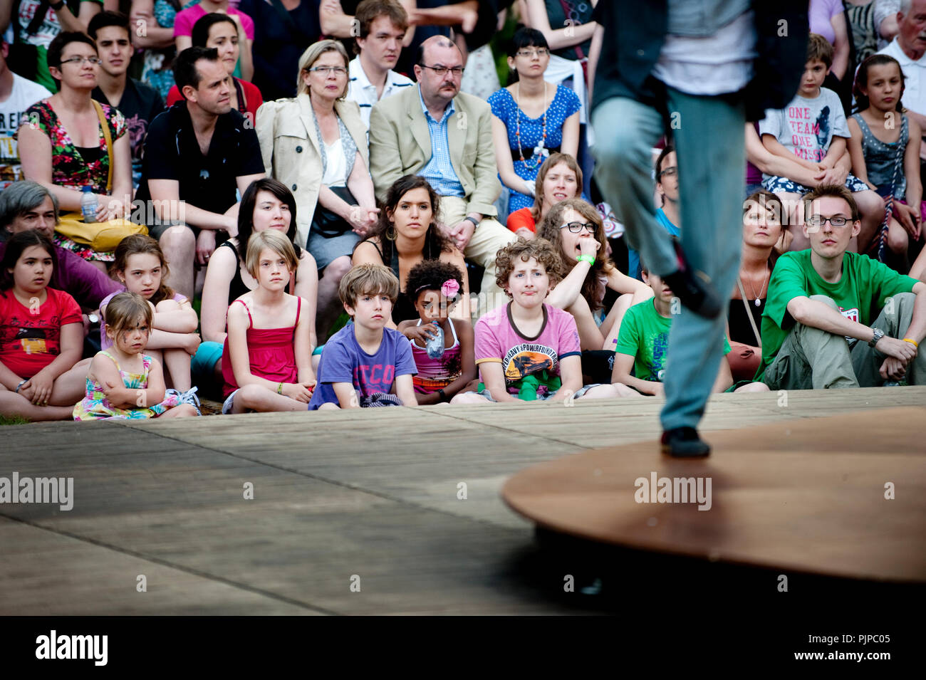 Compagnie de théâtre de rue espagnol Circ Panic l'exécution de 'L'accueil que Els Botons Perdia' à la Louvain dans Scène festival à Louvain (Belgique, 27/05/2012) Banque D'Images