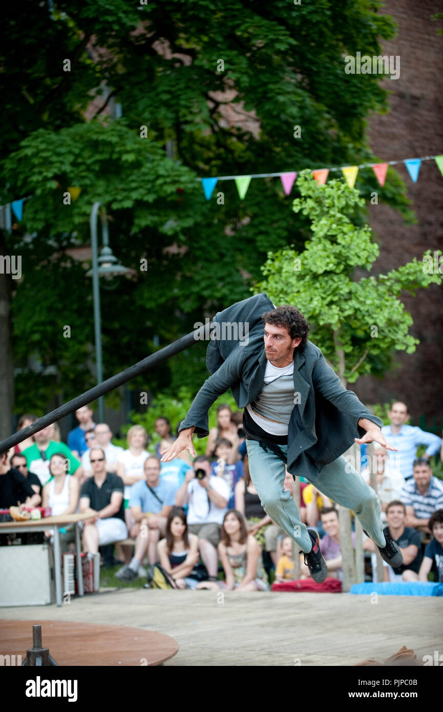 Compagnie de théâtre de rue espagnol Circ Panic l'exécution de 'L'accueil que Els Botons Perdia' à la Louvain dans Scène festival à Louvain (Belgique, 27/05/2012) Banque D'Images