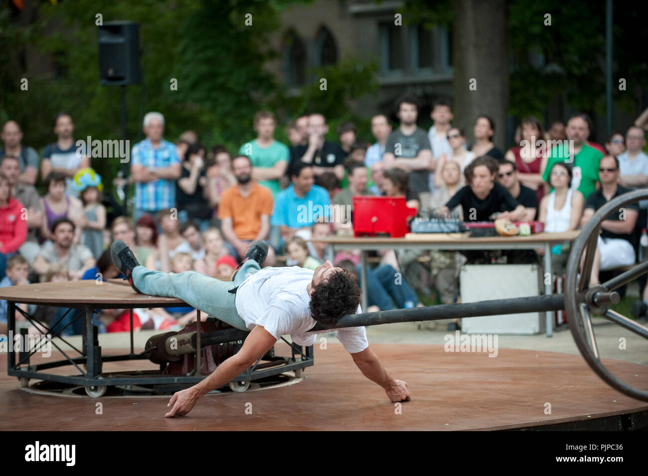 Compagnie de théâtre de rue espagnol Circ Panic l'exécution de 'L'accueil que Els Botons Perdia' à la Louvain dans Scène festival à Louvain (Belgique, 27/05/2012) Banque D'Images