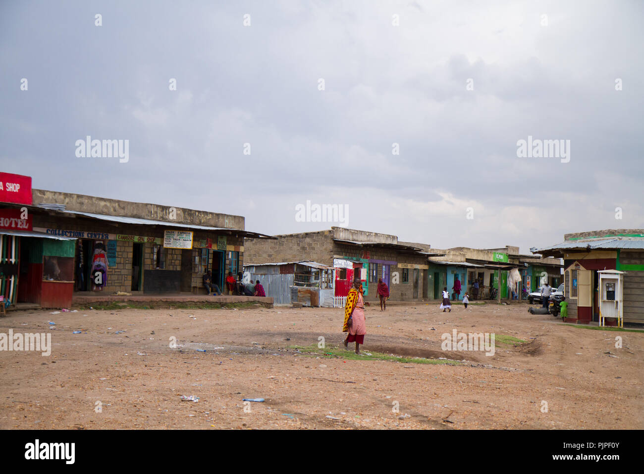 Villages masaï du Kenya le long de la route pour aller à la réserve de Masai Mara Banque D'Images