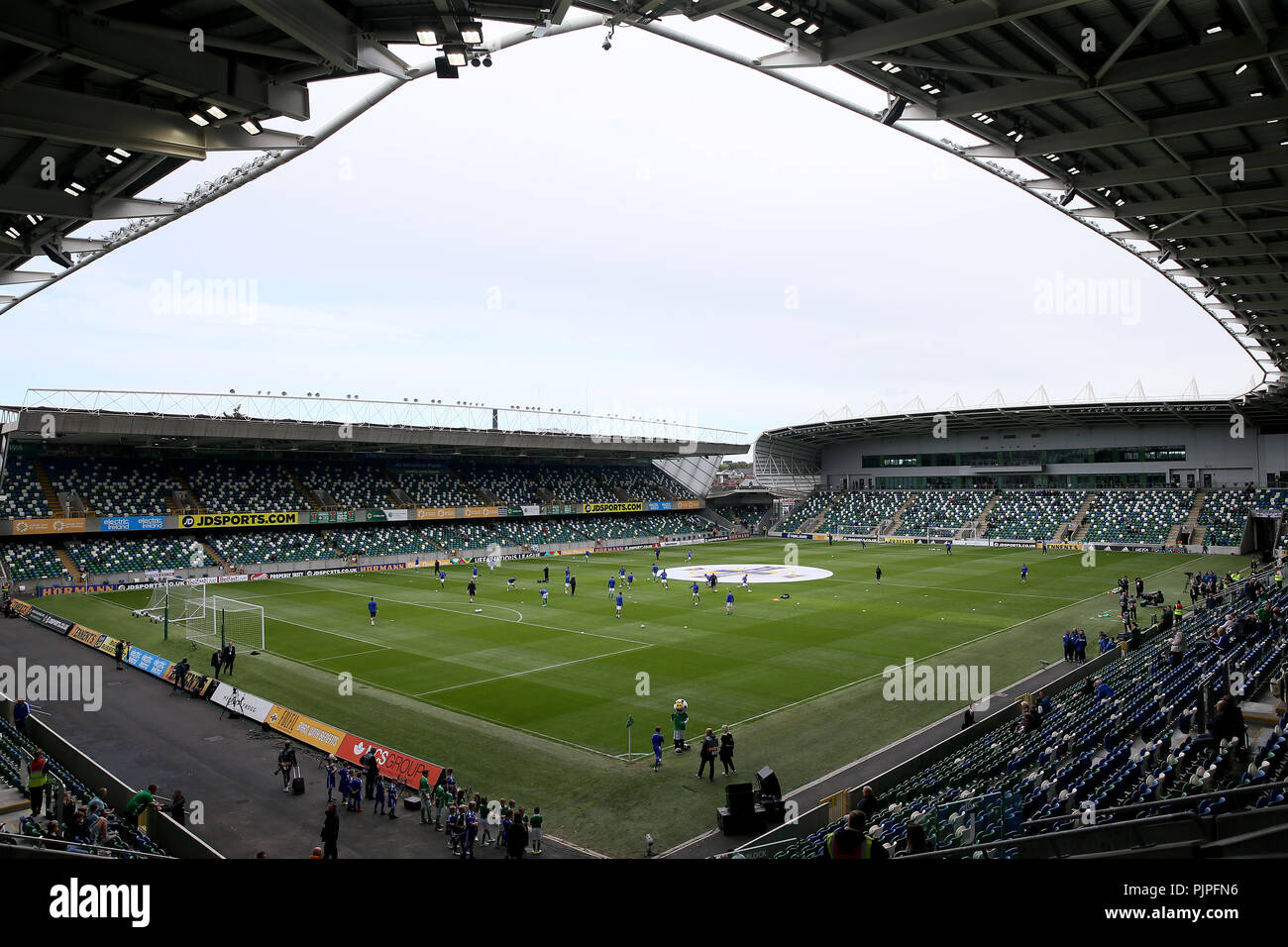 L'Irlande du Nord les joueurs réchauffer avant de l'UEFA Ligue des Nations Unies, Ligue B Groupe Trois match à Windsor Park, Belfast. Banque D'Images