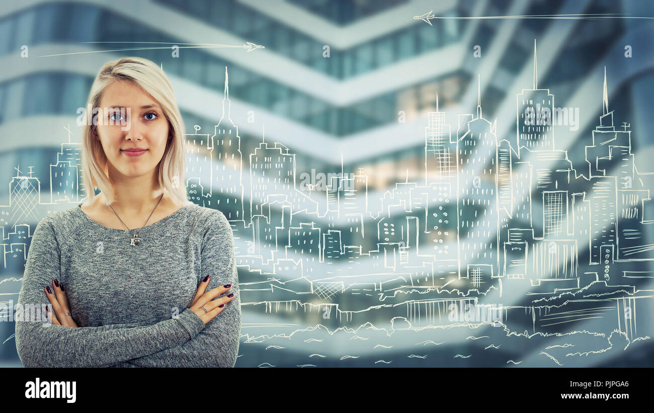 Femme sérieuse confiant avec bras croisés sur un projet urbanistique d'une grande ville. Panorama de Megalopolis, architecte la planification future bac bâtiment moderne Banque D'Images