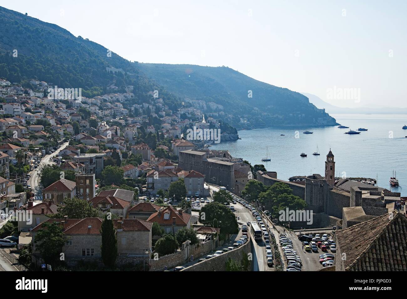 Toit spectaculaire vue depuis le désormais célèbre mur de château, promenade dans la vieille ville de Drubrovnik, Croatie. Banque D'Images