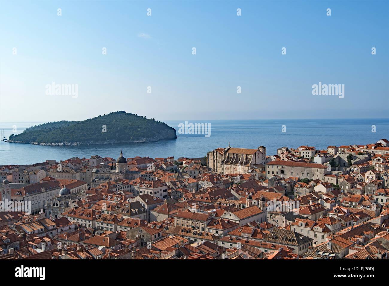 Toit spectaculaire vue depuis le désormais célèbre mur de château, promenade dans la vieille ville de Drubrovnik, Croatie. Banque D'Images