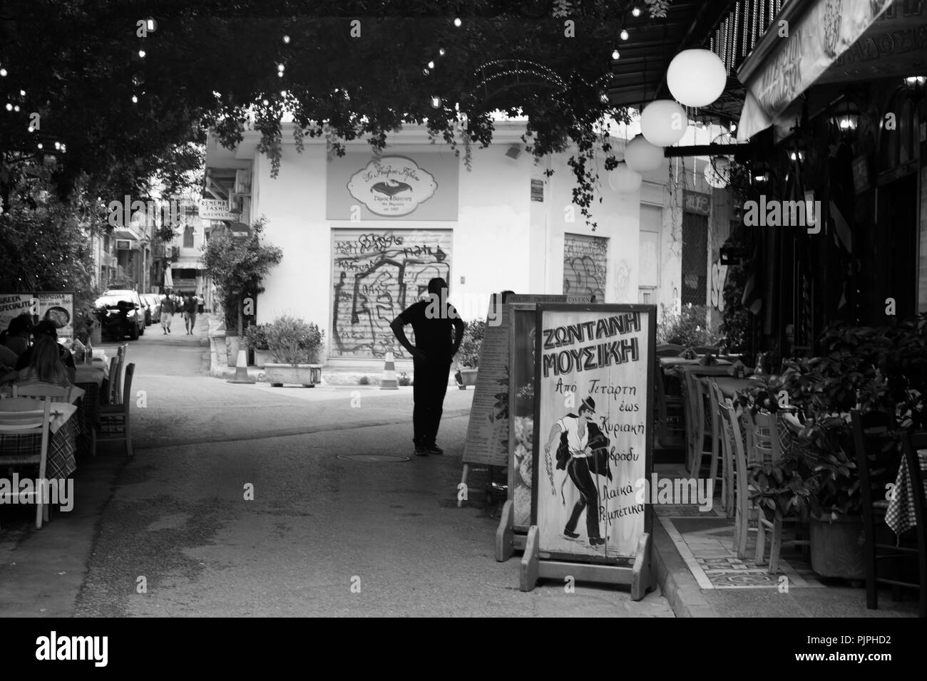 L'attente de la clientèle dans une taverne d'Athènes Banque D'Images