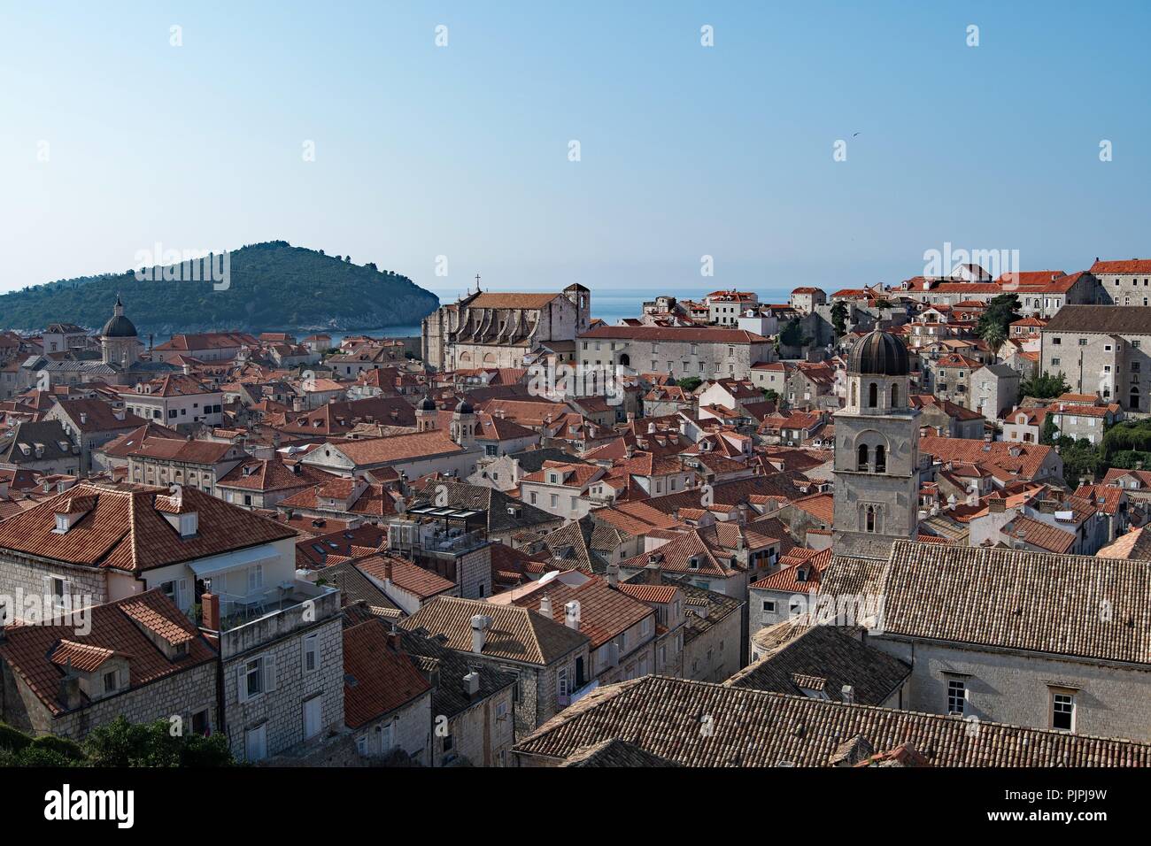 Toit spectaculaire vue depuis le désormais célèbre mur de château, promenade dans la vieille ville de Drubrovnik, Croatie. Banque D'Images