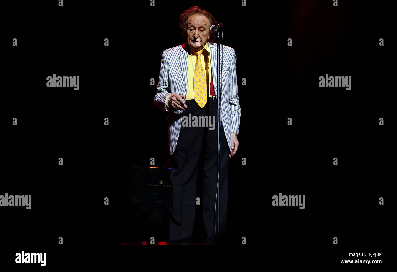 Sir Ken Dodd apparaissant au Venue Cymru, Llandudno, août 2016. Banque D'Images